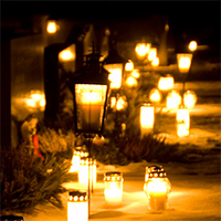 Kynttilöitä haudoilla pyhäinpäivänä.