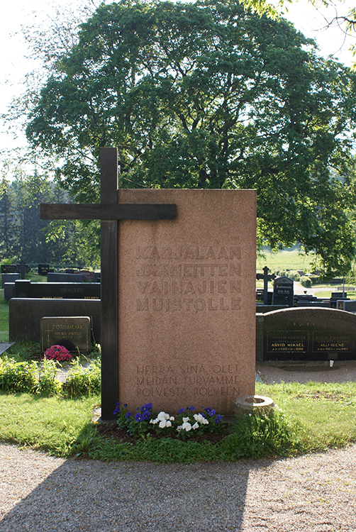 Muistomerkki Karjalan jääneitten vainajien muistolle Sauvon kirkon hautausmaalla.