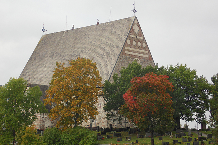 Ulkokuva Sauvon kirkosta syksyllä.