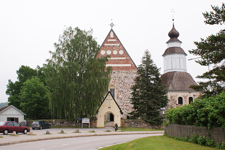 Ulkokuva Sauvon kirkon pääoven puoleisesta päädystä.