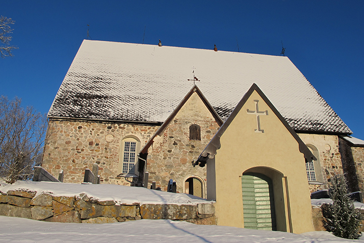 Sauvon kirkon ulkokuva talvella.