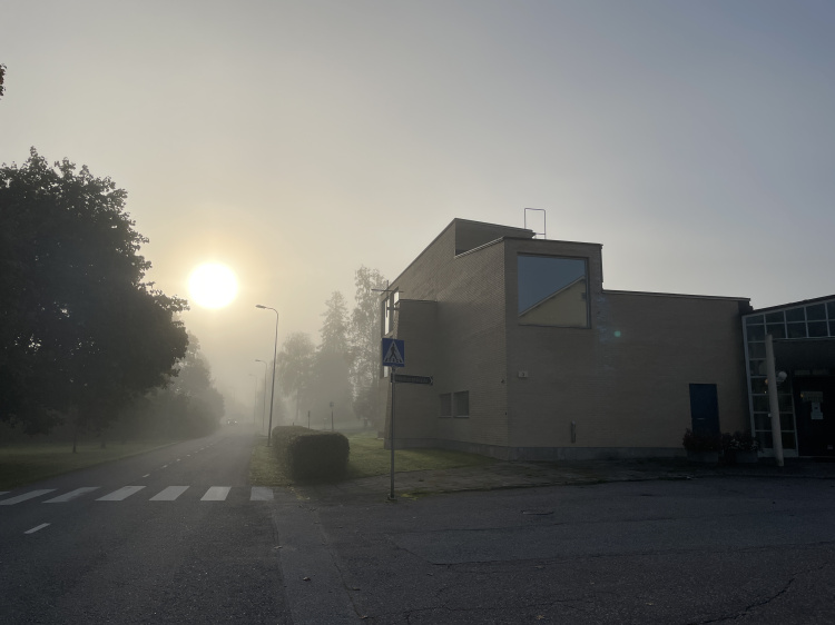 Aamun sana ja virsi Mikaelintalon kappelissa Mikaelintalo aamuauringossa.
