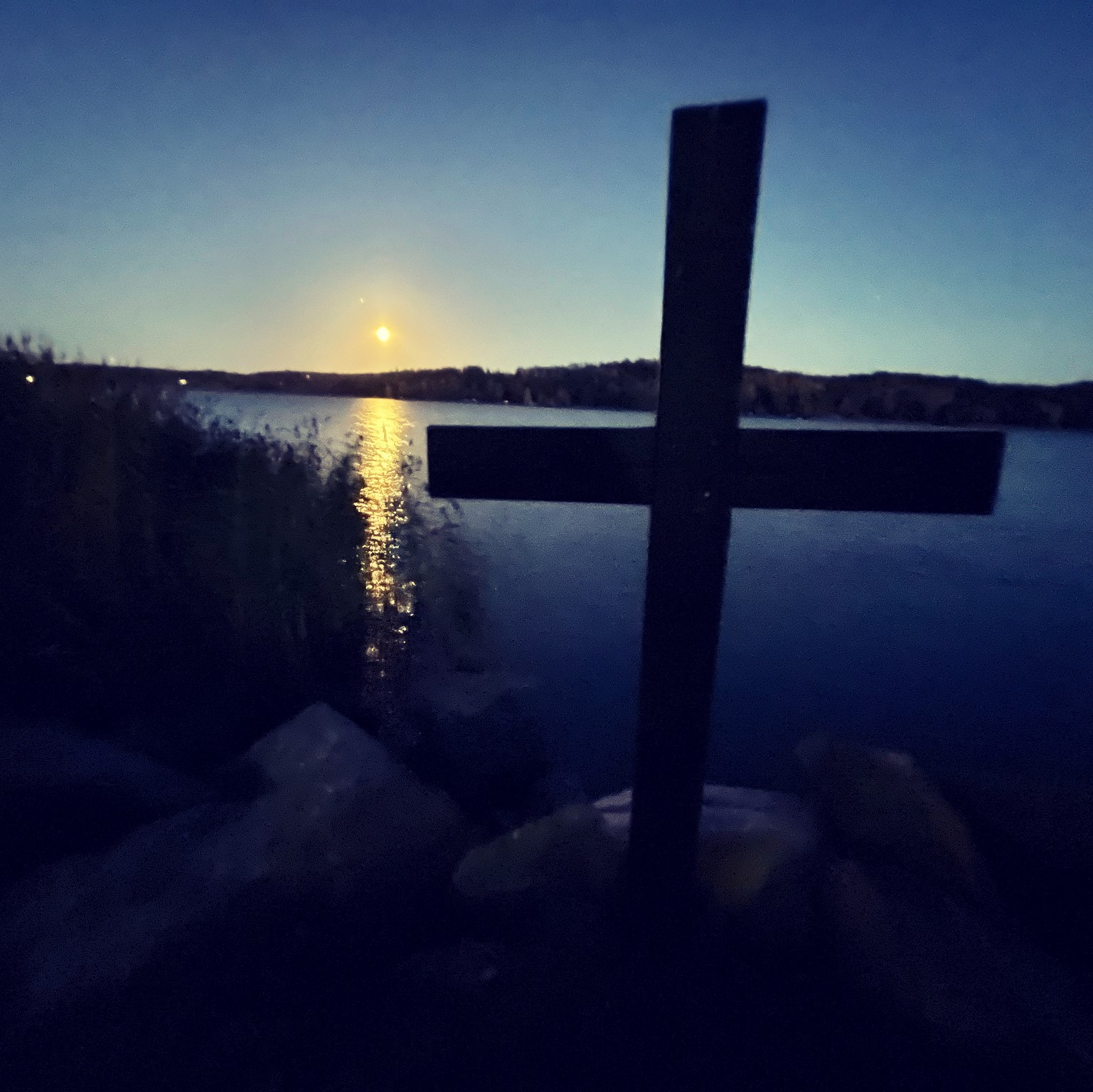 Rantalan nuotiopaikka syysyön kuutamossa