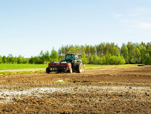 Traktori pellolla kylvämässä
