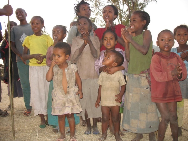 lapsia afrikkalaisen koulun pihalla.